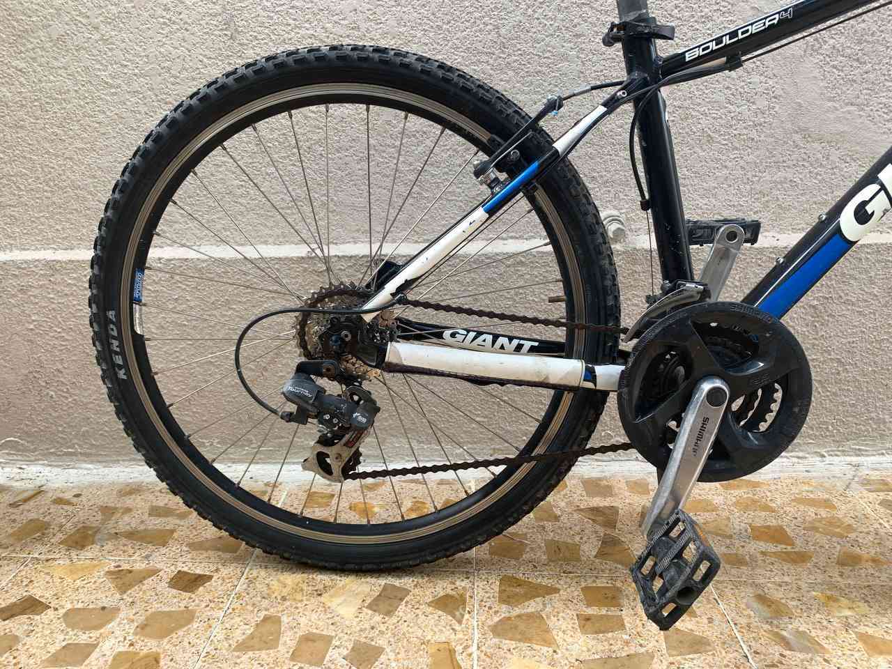 *توصيل كل المحافضات …
سلام عليكم 
بايسكل نوع جاينت صنع تايوان
حجم 26 
سستم شيمانو عقرب شيمانو تورني 
فقاسات بريك كلو شغال 
بدال امامي 3خلفي 8
وياله زوم طبقتين فحمي 
بايسكل ما متعوب او نضيف من كل شي ما مل بي اي قطعه 
160الف بي مجال قليل 
اسيا ***********توصيل موجود
