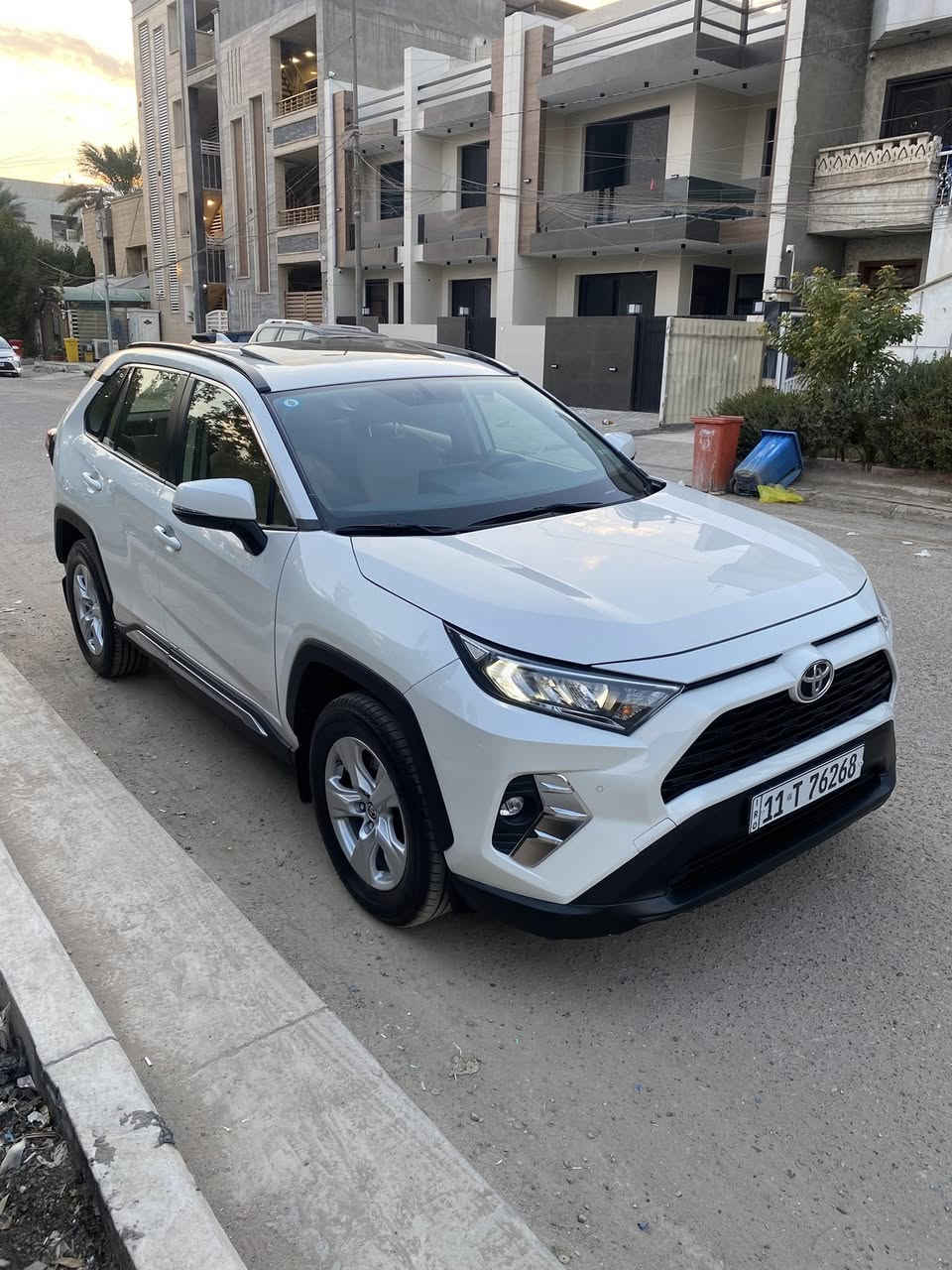 راف فور 2020 بانزين شركة ساز  فول مواصفات للبيع
السيارة رقم بغداد الجديد باسمي هزة وسنوية لحد 2031 جديدة ثاني يوم تحويل
السيارة نضيفة كلش  ماشية 100000 كم على ايد وحدة من الزيرو لحد الان 

بيها صبغ جاملغ امامي ايمن بدون دواخل وبدون فتح وبيها رصعات حالوب كم وحدة والباقي كلة كفالة من الفتح والبارد والصبغ والتبديل وكير ومحرك كفالة

وصيانتها كلها بالشركة من الزيرو لحد الان
مواصفات السيارة
مكينة 2500 بانزين
فور ويل درايف
بصمة وتشغيل عن بعد بلادي
فتحة سقف
شاشة اصلية ام الدعاء وكاميرا واريل نفكيشن
ست وضعيات قيادة
مري شفط واشاير بالمري
ترحيب عن الاقتراب
حساس ضغط الاطارات
هاندبريك بصمة واوتو هولد
مراة وسطية عاكسة للضوء
دوسات نيكل ضوئية بلادية
تبريد بيانو ومناخ منفصل وقطعتين تبريد
شاحن لاسلكي وايرلس 
لد نهاري
لايت زينون بلادي عالي وناصي وبلوجكتر
بكلايت لد
خمسة ويلكب 
داخل مخمل بعدة جديد ع وضع الشركة
ارضيات بلادية وعدة كاملة
بصمات ثنين وياها
السيارة متحتاج مصرف لان جديدة وداخلة صيانة دهن وفلاتر وفحص كامل بالشركة وتخم تاير اصلي وباتري جديد

مكان السيارة بغداد شارع فلسطين

السعر 22800$ يعني 228 ورقة وبيها مجال

تليفون *********** وبي واتساب انصل وتدلل
