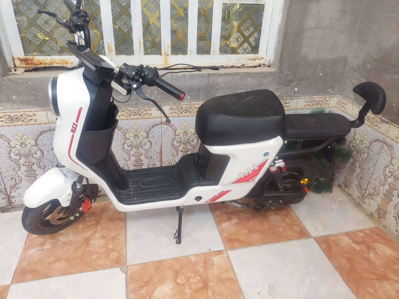 R11
للبيع استخدام قليل شرط اصليه باب اول...كلشي شغال بيه وضع الشركه 
وياها سويجين وبصمتين 
القرنه شلهه عكاب السعد 
السعر 450وبيه مجال قليل 
وتعرفون السعر بيش عند الوكيل 
رقم الهاتف ***********
