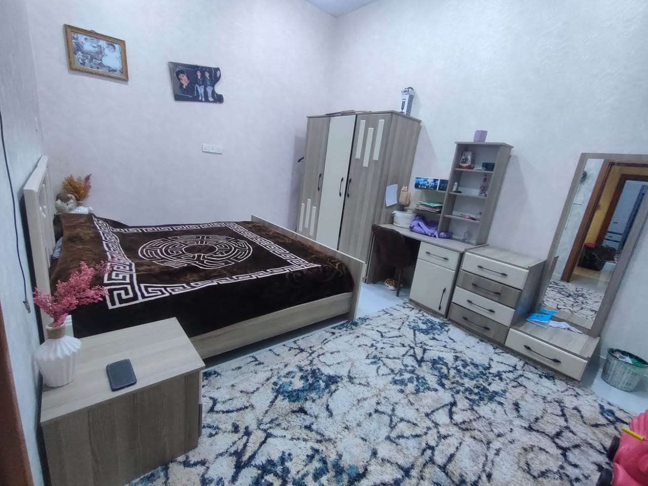 الوصف
بيت ملك صرف للبيع طابق ونصف ، القبلة حي الشهداء ، خلف حسينية حجي فهمي ، مقابل حي النرجس الجديد ..
بناء جديد 2022 ، مساحة الارض 213 متر مربع ، مساحة البناء تقريبا 190 متر مربع..
يحتوي (كراج كبير) ، (الديوان 4 * 5 معزول مع صحياته ) ، (صالة استقبال كبيرة مفتوحة على المطبخ البارد) ، ( مطبخ حار
2 * 3) غرف نوم عدد 2 ( الكبيرة 4.5 * 5) ( الصغيرة 4.5 *
3.5) الغرف وصحياتها وحدها معزولة عن الصالة ، يحتوي في الطابق الاول على بيتونة كبيرة تكدر تستخدمها كمكتب ، وكذلك غرفة كبيرة ، السطح آيزوكام ، الصحيات كلها دفن وعدة خطوط وشغل ممتاز ، الكهرباء كلها دفن وشغل ممتاز ، اعمال البناء كلها درجة اولى من شيش وبلوك واسمنت وغيرها والارضية بورسلان من ايران ، الحمامات تاسيساتها دفن وفيها رفوف دفن .. الجدروان ورق جدران إيطالي اصلي .. تاسيس ماء حلو ، كابينة غاز خارجية .. البيت بي هواي تفاصيل ويطول الشرح ، اليحب يتفضل ويشوف بنفسه ..
السعر المطلوب 240 مليون دينار
للاتصال ، *********** البصرة, العراق
