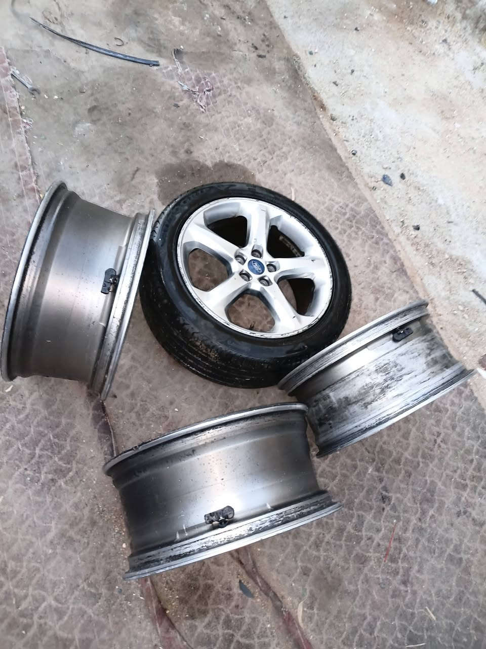 200 دينار 
طقم جنطات فورد فيوجن قياس 18 مع حساساتهن 
مع فرده كوشوك وحده 
الموقع جرش ريمون 
0776202028


**إذا كنت صاحب هذا الإعلان وتريد حذفه لأي سبب، رجاءا أرسل رسالة إلى الدعم الفني**