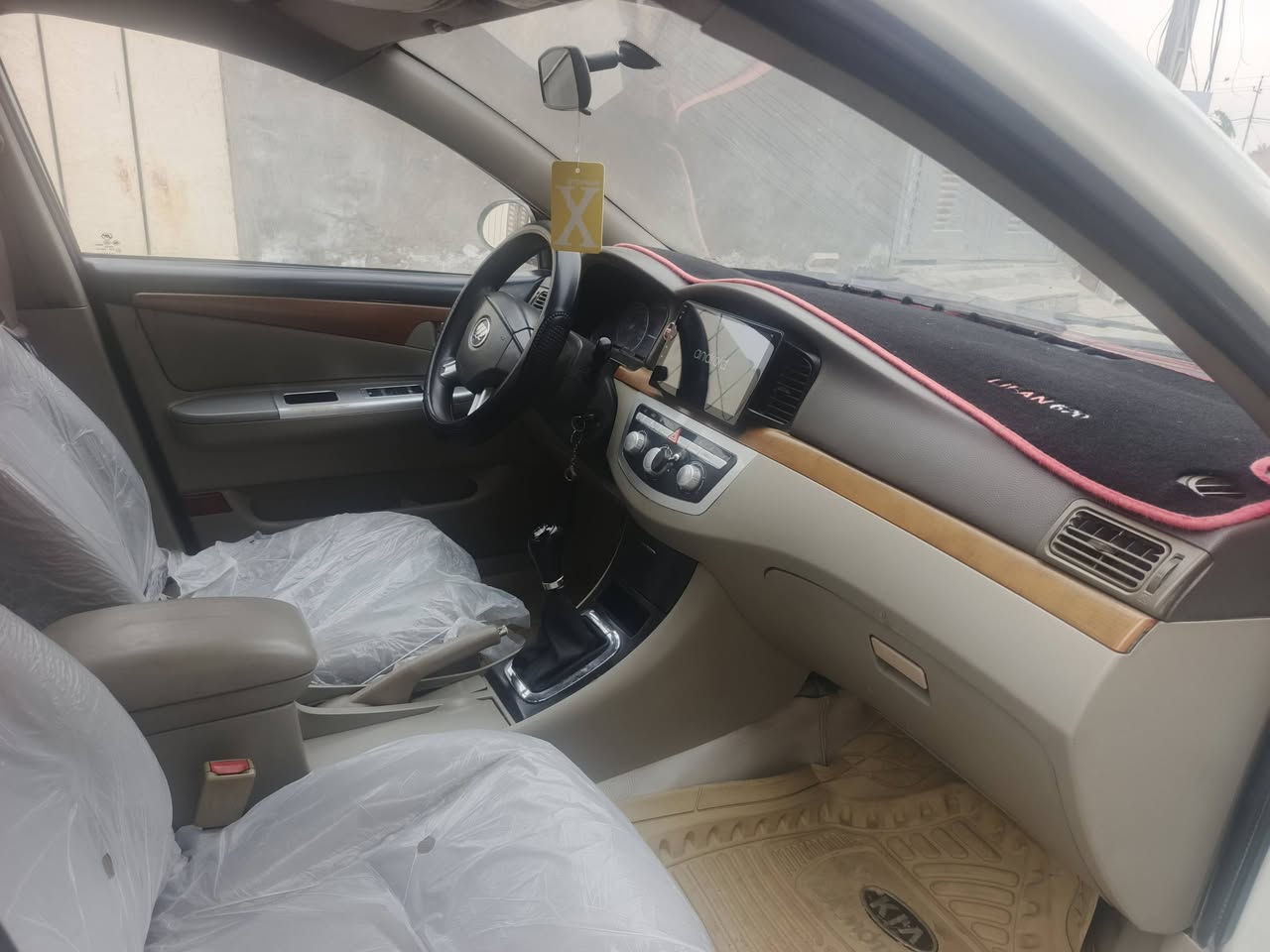 يا الله
ليفان ٦٢٠ باسمي السيارة كاملة من كلشي بلادية
بيه خياسات قليلية بالدوس وهذا الشي معروف بالليفان 
سلابت روف  بيه ايضاً بداية قليله خياس .. 
الباقي كله بلادي وشغال سيارة اخت الجديدة. 
شوفت عينكم تبريد تدفئة مكينة گير خير حدادية خير من الله تجي وتشوف بعينك .. رايدة ب ٥٤ ترهم مرواس سيارة اوتو 
اتصال على الرقم ***********
