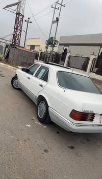 ‏سلام عليكم للبيع مرسيدس ‏حجم 300باب قصير ￼ ما نقص برقي جاهزة من كل ال...