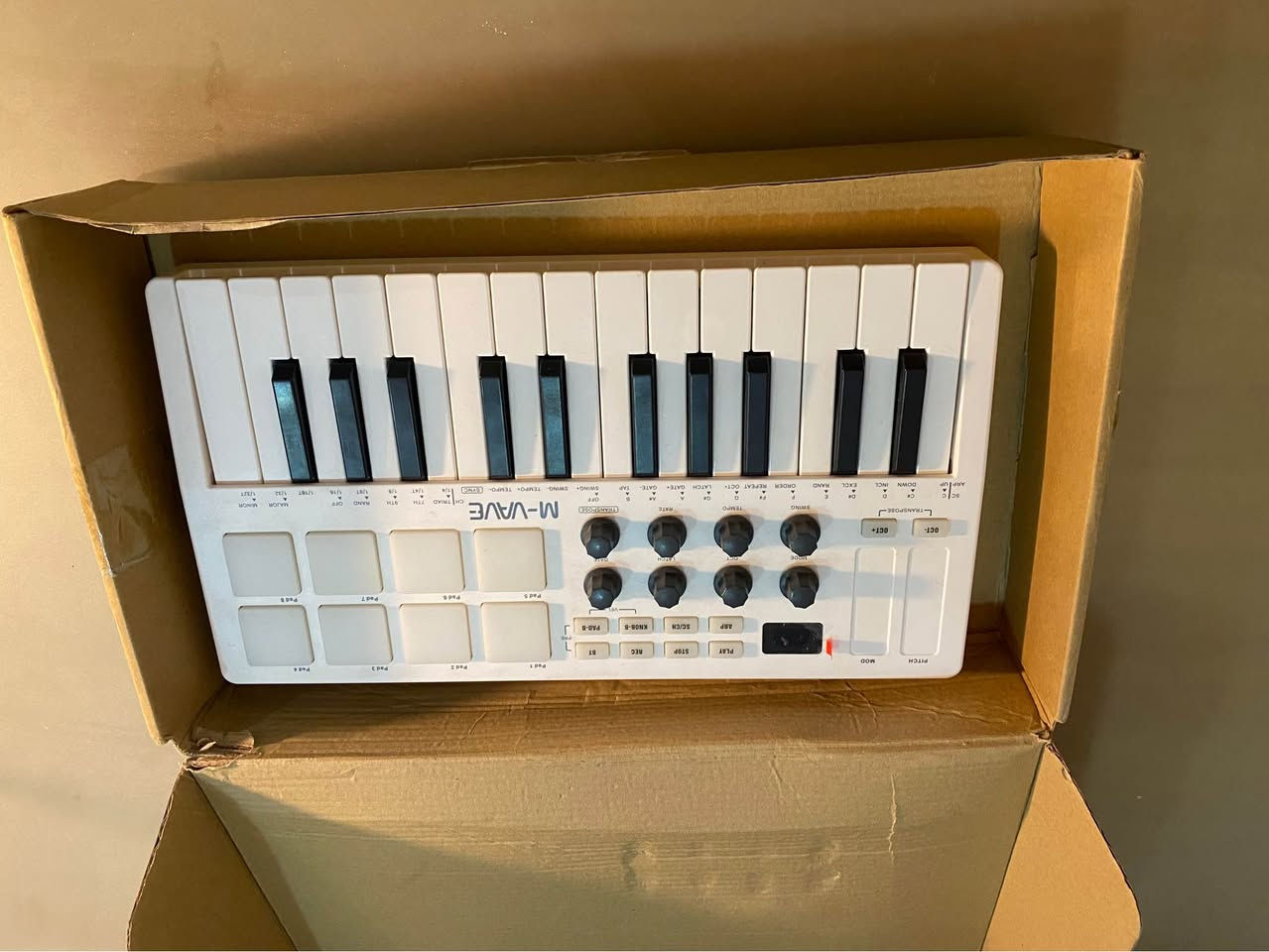 كيبورد بيانو يشتغل على أندرويد والكمبيوتر والآيفون كوالتي عالي 
١- بلوتوث👍
٢-يوسبي 👍
استخدام جدا قليل نظافة ١٠٠٪؜

کەیبۆردی پیانۆ، کار دەکات لەسەر ئەندرۆید، کۆمپیوتەر و ئایفۆن، بە کوالێتییەکی بەرز:
١- بلوتووس 👍
٢- یو ئێس بی (USB) 👍
زۆر کەم بەکارهاتووە و پاکوخاوێنییەکەی ١٠٠٪ـە أربيل, العراق


**إذا كنت صاحب هذا الإعلان وتريد حذفه لأي سبب، رجاءا أرسل رسالة إلى الدعم الفني**