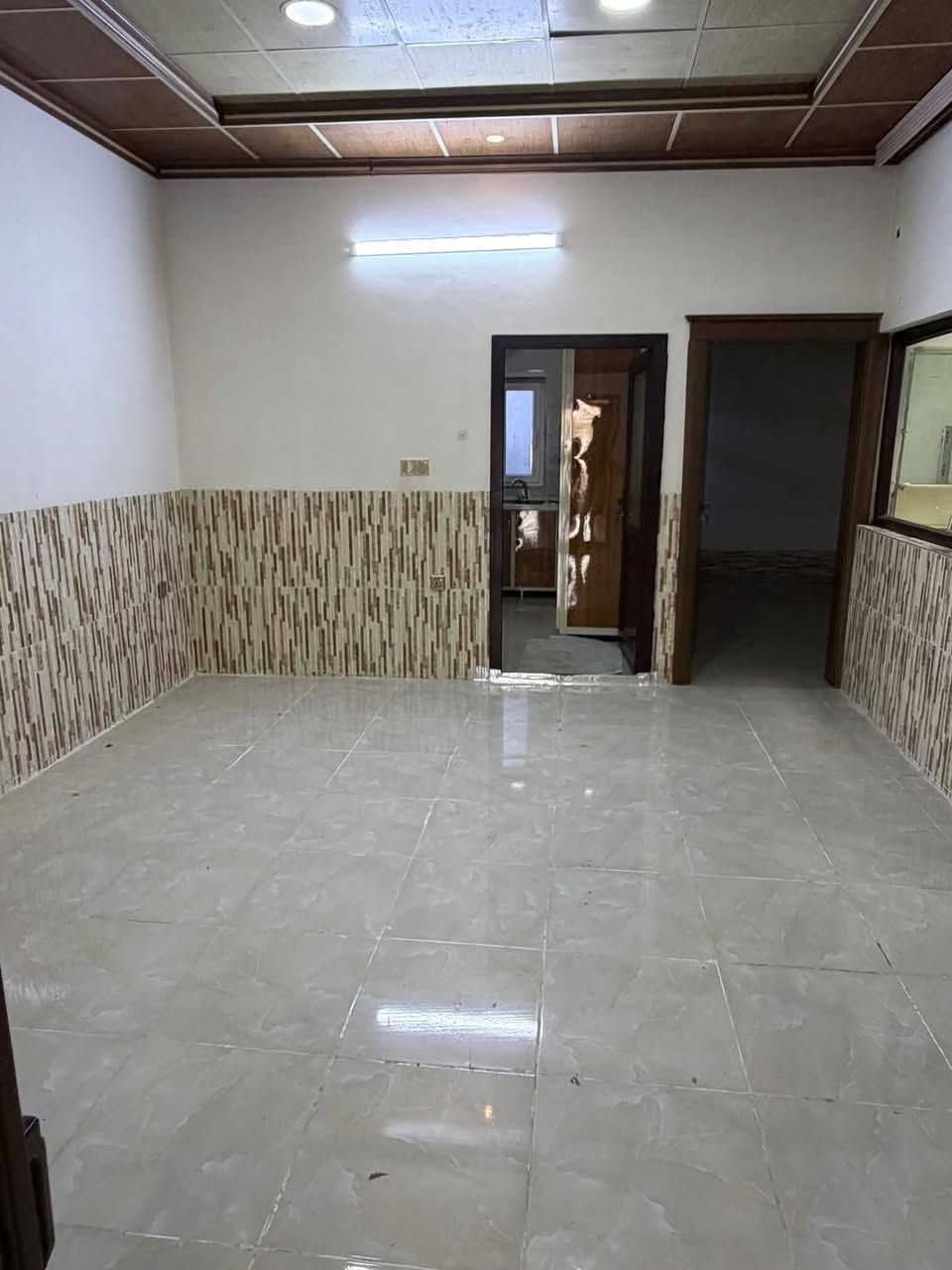 خانوو بۆ فرۆشتن لە گەڕەکی کوردسات بە سعرێکی زۆر گونجاو
📐 ڕووبەری گشتی: 150 مەتر
📏 پێشی خانوو: 7.50 مەتر
✔️ شوێنێکی ئارام و گونجاو بۆ ژیان
✔️ نزیک لە بازاڕ، قوتابخانە و خزمەتگوزارییە سەرەکییەکان
✔️ گونجاو بۆ خێزان
📞 بۆ زانیاری زیاتر و بینینی خانوو، تکایە پەیوەندی بکە.

0773 787 0006
