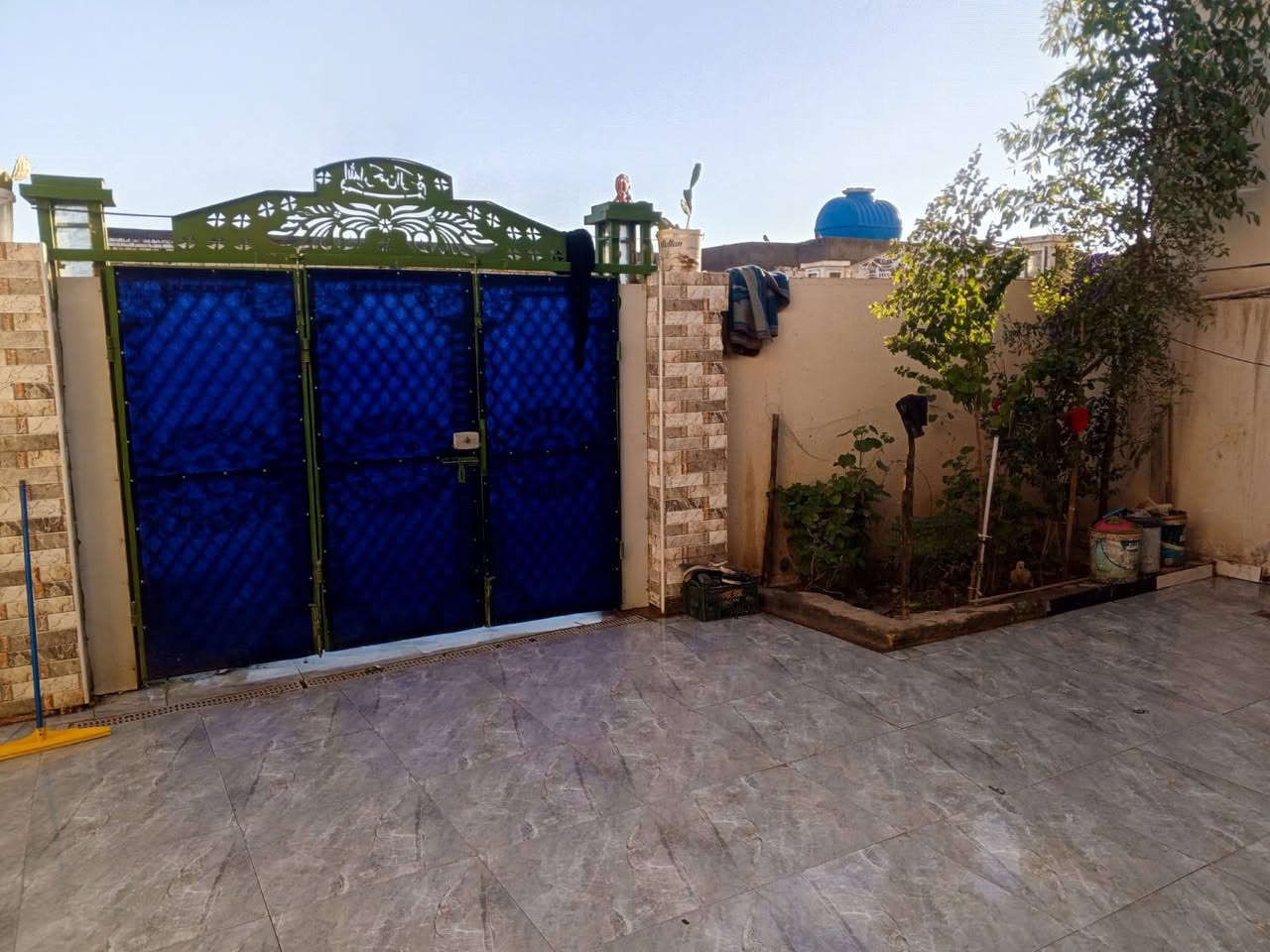 السلام عليكم بيت للبيع مساحه 240م يتكون من
ثلاث غرف منام
موزع 
صاله
مطبخ 
ديوانيه 
طارمه 
البيت بناء حديث 2025 نوع العقار طابو زراعي عراقي سند 25
موقع البيت الحولي مقابل الألف دار قرب مقاطعه 14 
سعر الدار 85 وقابل للتفاوض بناء الدار حديث 
للاستفسار الاتصال ***********
