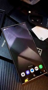 للبيع هاتف 24 ultra ذاكرة 256 سلفر نظافة 100% مع الملحقات الكاملة الكي...