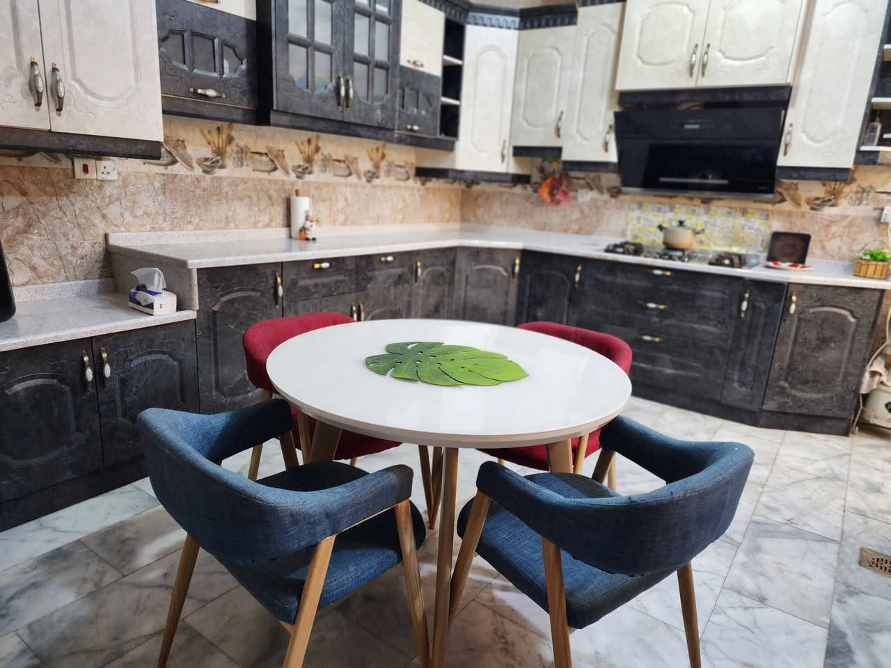 للبيع مطبخ تركي موديل كلاسك استعمال نظيف جدا ..الطول ٩ متر مقسم على ثلاثة اضلاع..كامل يحتوي على طباخ ومرشحة ومايكرو واوفن built-in
للاستفسار الاتصال على الرقم ***********
