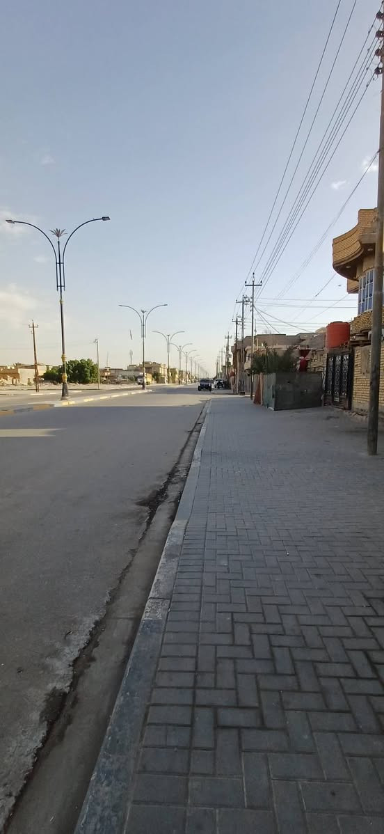 بيت  طابقين مساحه200 واقع حال(220) على شارع 30 مقابيله خدمات(ساحة فارغه) الجيران حلوين وهادئين الطابق الارضي يحتوي على
غرفتين 4×5
صاله.     8×5 
مطبخ.   4×6
ديوانية 7.5×4
بالاضافه الى صحيات خارجيه وداخليه وطارمه واسعه تشيل سيارة ونص والطابق الثاني يحتوي على غرفتين كبار وصاله وحمام
موقع حي الشرطه 74 مقابيل الطاك  يبعد عن شارع القائد 300 متر
البيت رقم بلدية بيه معامله سعره 153 وبيه مجال
تواصل*********** 
او***********
