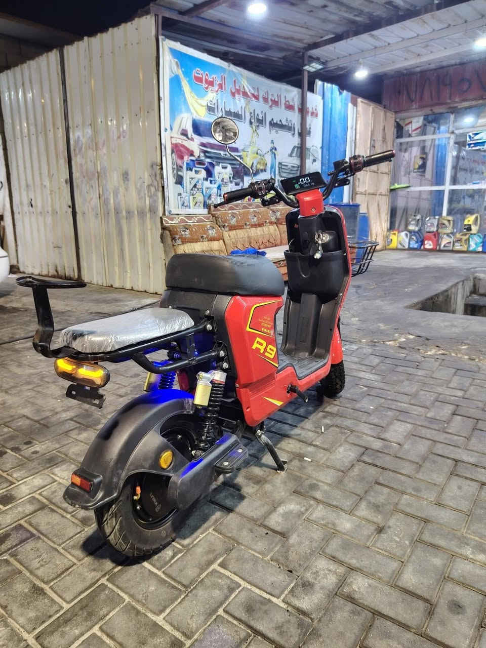 سلام عليكم R9 للبيع ٢٠٢٥ مواصفات بطاريات ٣٢ أمبير لايت عالي ناصي دبل رباعية الدراجه جديده جيسً شاشه حديثة نضام بارك وبك
حساس تنبي سرقه 
لون احمر 
شاحنه وكفات 
كشن لايلون حراري 
البطاريات انسه صرف شحن 
ملف ٢٠٠٠ 
عدسة الشيطان وبعد مواصفات معروفة 
سعر 450بيهة مجال عنواني البصره معقل 
***********
***********
