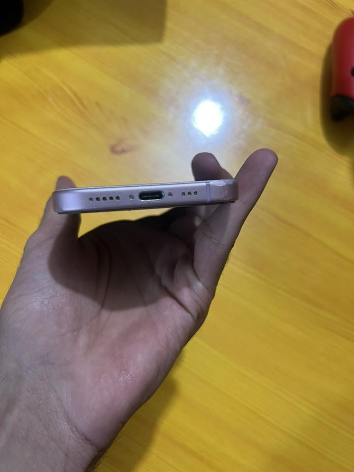 ايفون ١٥ عادي مكفول من الصيانه والفتح
شرق اوسط عربي
ما مفتوح ولا مبدل بيه قطعه 
بطارية ٨٠٪؜ 
ذاكره ١٢٨

مكاني واسط الكوت 
يوجد توصيل
السعر ٥٨٠ الف
للتواصل واتساب ***********
