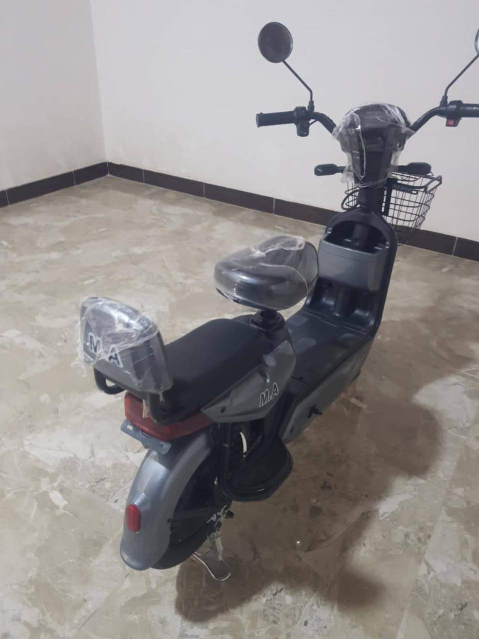 يوجد بايسكل شحن على وضع الشركة  حجم 14 هدية شاحنة وسويجات وبصمة تشغيل عن بعد السعر 275 وبي مجال بسيط الأتصال ***********
