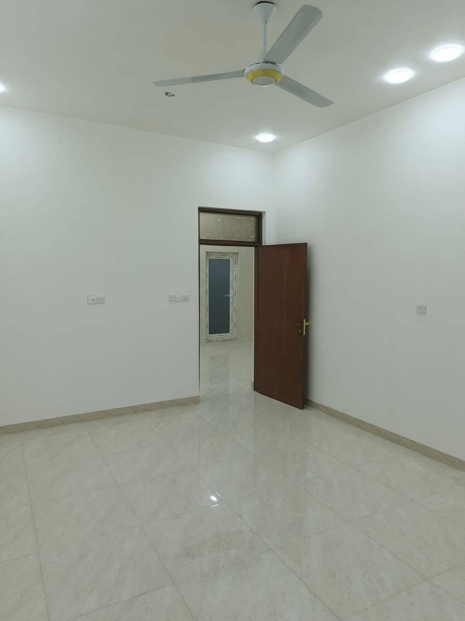 #شــقـة_للايــــجـــار  🏠📍 الموقع: العروبة الأولى – خلف حلويات المصطفى
🔹 طابق: ثاني
🔹 تفاصيل العقار:
 • غرفتين كبار
 • صالة واسعة
 • مطبخ
 • مجموعة صحية
 • بناء حديث 2025 ✨

#للاستفسار__والتواصل ***********
او زيارة مكتبنا الكائن في حي المعلمين نزلة فلافل تشرين
