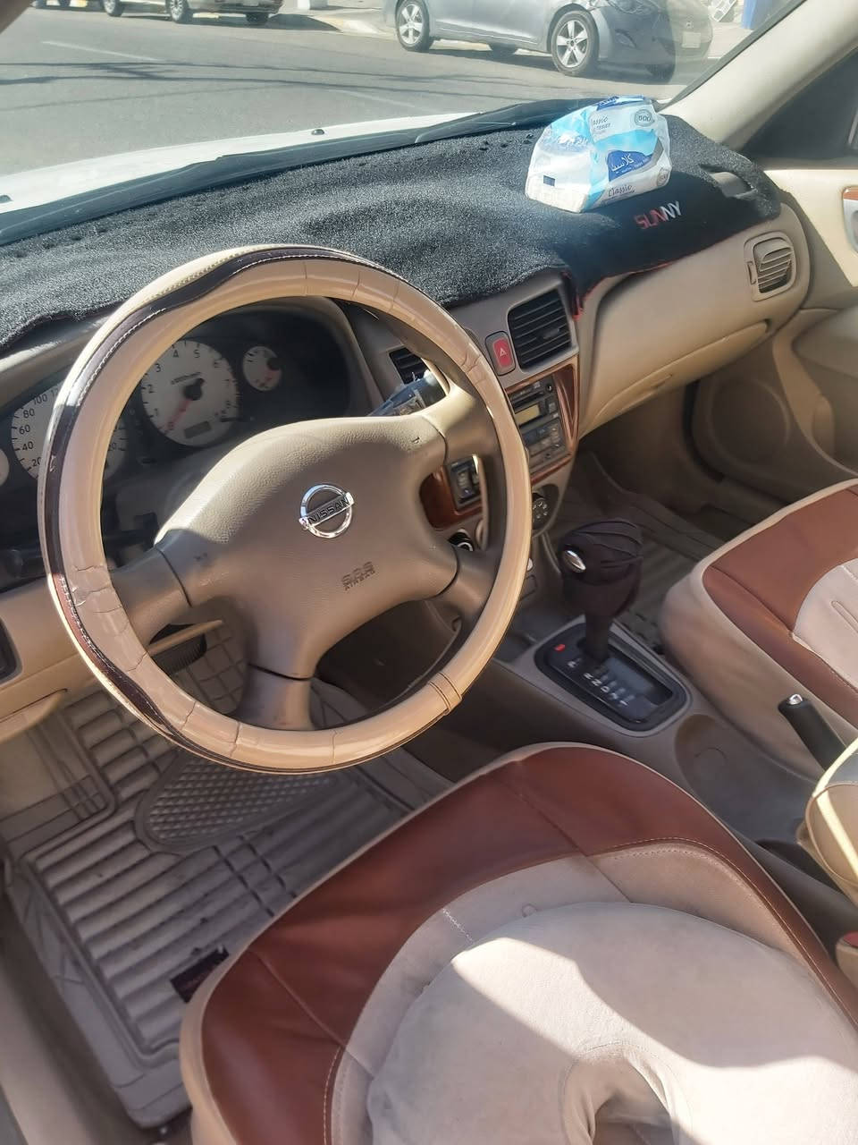 للبيع سني ٢٠١٠ ياباني باسمي رقم بغداد ماشيه ١٦٩ الف وكشمه. بدون صبغ بيها بالدعاميه الاماميه طخه بسيطه وموضحه بالصور..السعر ١٢ الف دولار.مكان السيارة فلوجه.السيارة حلوه وصارلها عدنا اكثر من ٥سنوات ولله الحمد لوز وجوز..الاتصال على ***********
