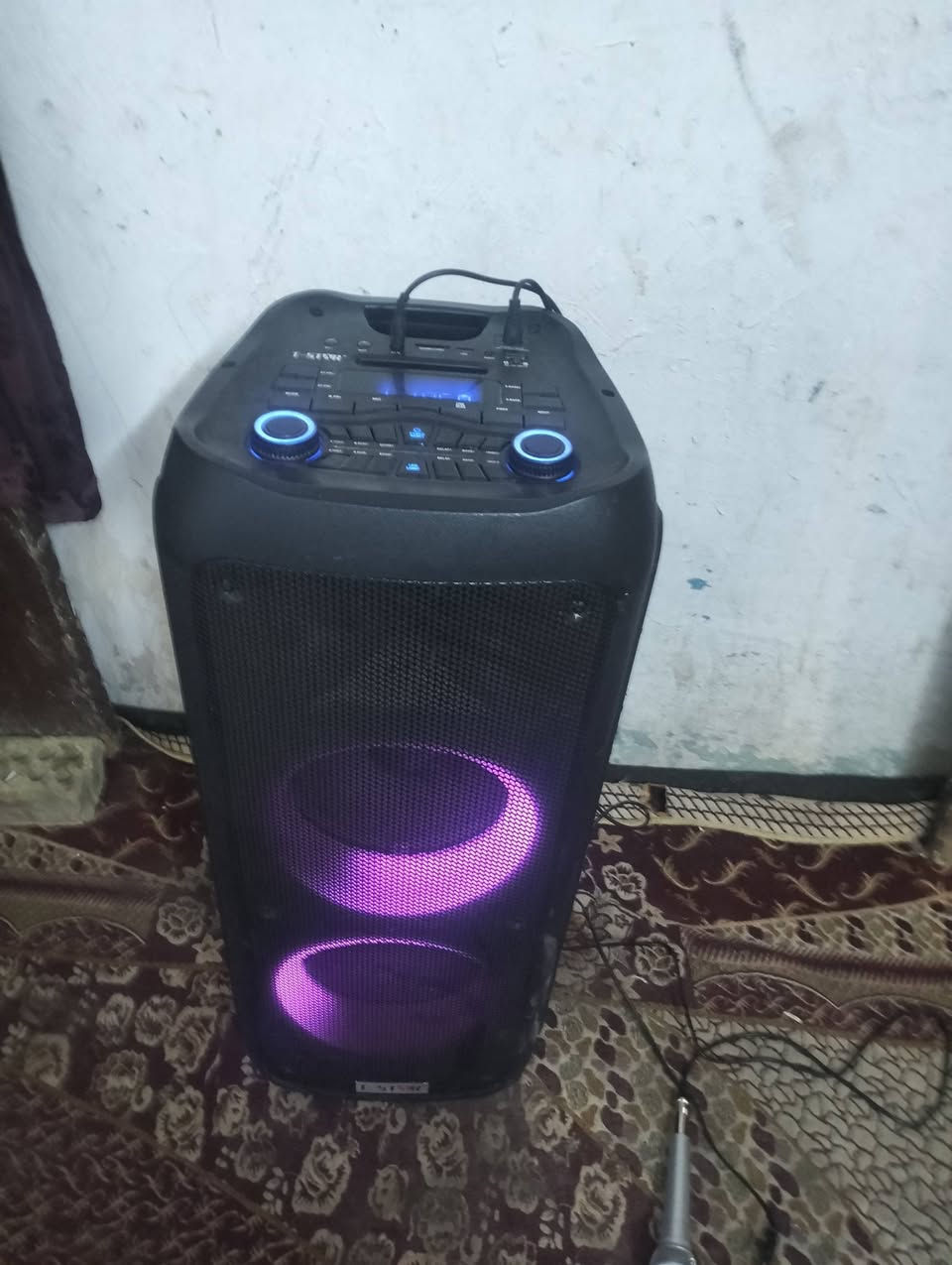 السلام عليكم سماعه حجم كبير شرط نظافه ولفحص للبيع مناسبه ومستعجل على بيعته انصال على رقم ***********
