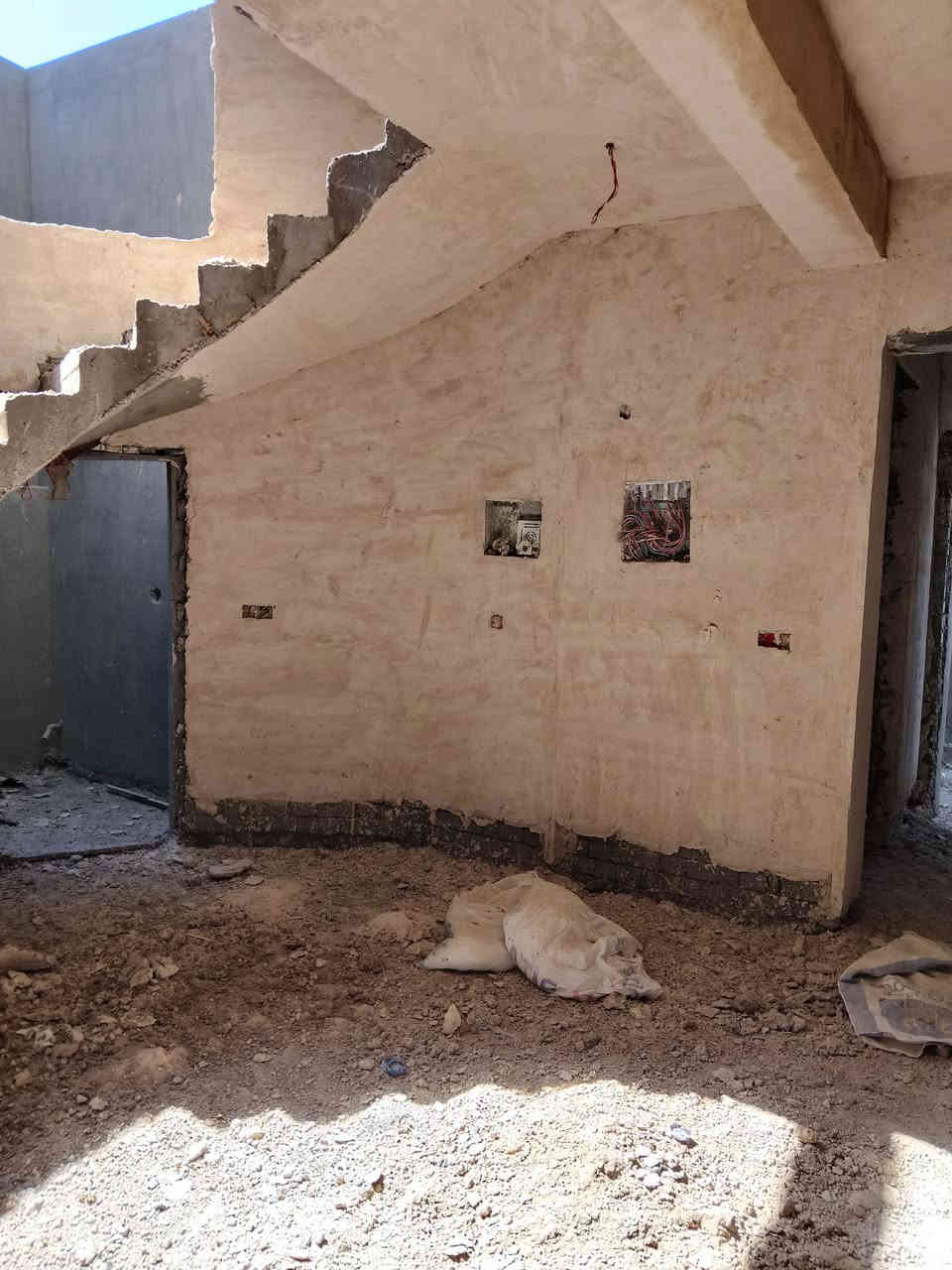 بيت للبيع في مجمع مدينه الرياحين السكنيه نموذج B الاستلام الوجبه الثانيه مساحه 200م طابقين 3غرف نوم واستقبال السعر 250 مطلوب للشركه 108 تدفع على شكل اقساط شهريه الباقي يندفع كاش المجمع بي نضام غاز انابيب البيت بي سطحين 3 حمامات موقعه على السريع يبعد عن الكاظميه 10 دقائق مكلفه بالنشر للتواصل اتصل على هذا الرقم ***********
