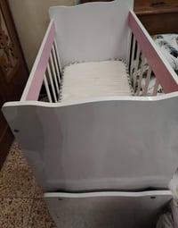 سرير اطفال • نضيف • فراش وكرسي