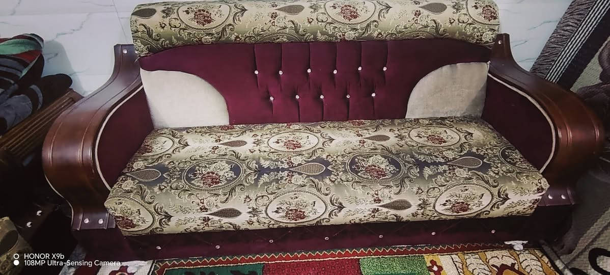 سلام عليكم  لبيع. تخم مستخدم  جديد خمس مقعد  رقم  يحب يشتري يتصل ***********
