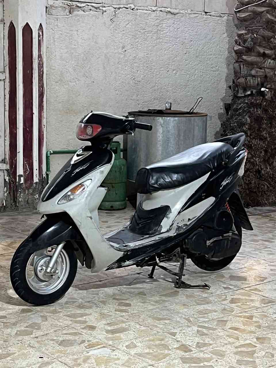 سلام عليكم دراجه ماكس منغولي نضيفه ما مفتوحه كهربائيات كله شغاله اشاير يمنه يسره سكنا كلوب زنون عالي ناصي. كفرات اصليه تايرات جلاتين اصلي دراجه بلاديه ولا تنضح دهن مكينته ناعمه ما تنسمع سعر (750)وبيها مجال حك جيه مكاني الامن الداخلي رقم ***********
