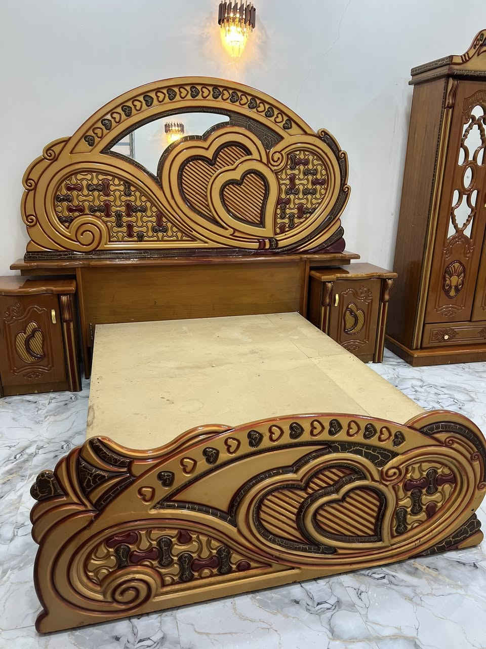 غرفة نوم امً الخمسه تزكام نجاره عراقيه سعره 700 وبيه مجال الشراي عنوان ناصريه منطقة السبل الاتصال ***********
