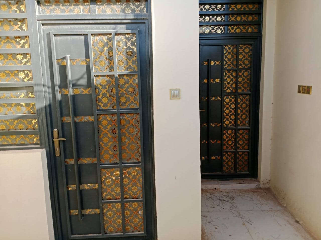 سلام عليكم ورحمة الله وبركاتة يوجد لدينا بيت في حي الميلاد الجديد مساحه 100 متر بناء حديث في منطقت 96 قرب شارع 30 الثاني ينباع نقد أو بل قصد الراغب ل شراء يتصل على الرقم التالي ***********
