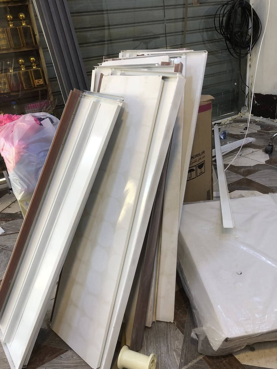 رفوف للبيع حديد 4 متر وخشب مترين و 25 عرض وارتفاع متر و170 للاستفسار ***********
