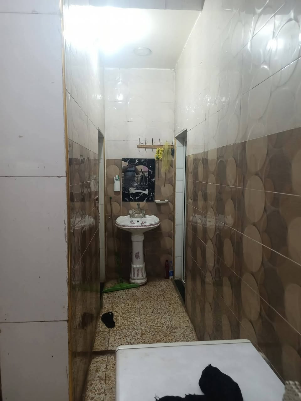 السلام عليكم ما اعرف ليش الناس بطلت ما تشتري عقارات بيع مستعجل بيت المساحه 110 العنوان مغربه الشيشان 2 نهايه السايدين قريب على شارع 30 مال حي الموظفين بيت نضيف ومرتب سنه البناء/ 2018 يتكون من غرفه نوم صاله مطبخ استقبال صحيات داخليه وخارجيه السعر 70 وبيه مجال للستفسار اتصل على الرقم/*********** / *********** / البيت طابو صرف بسمي
