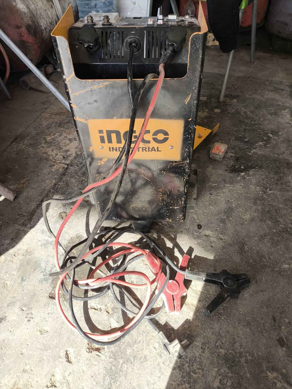 شاحنه بطاريات مااعرف شنو عطله للبيع ***********
