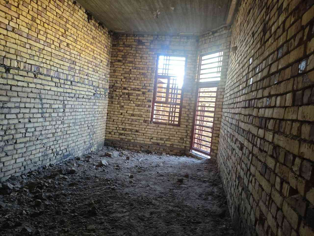 السلام عليكم هيكل بناء كامل 160متر استقبال و مطبخ و صاله غرفه صحيات داخليه و خارجيه مناور عدد 2كونكريت مسلح ارتفاع 3.45ثالث بيت عن شارع عشرين العنوان حي الجامعه قرب اسواق البقيع الاتصال على الرقم ***********.
