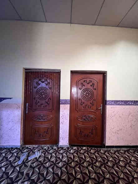 دار سكن للبيع طابقين 
طابو ملك صرف عرصة #تحويل بأسم المشتري
#المساحة :: 200م على شارع 10م تبليط
………
الطابق الأول بناء #بلوك 
#يحتوي :: كراج واسع صحيات خارجية أستقبال
مطبخ صالة واسعة غرفتين منام صحيات داخلية
الطابق الثاني بناء #فرمستون 
#يحتوي :: ثلاث غرف منام صالة صحيات داخلية 
مطبخ ودرج مؤدي للسطح .
………
#علماً / أمام البيت شارع وخلف البيت شارع 
مجاري البيت خطين / على نهر + منهولة سحب
……..
#الخدمات :: ماء كهرباء مجاري انارة تبليط 
مستوصف صيدلية مستشفى وقرب السوك .
…….
#السعر :: 160 مليون قابل للتفاوض 
#العنوان :: إبي الخصيب - شيخ إبراهيم 
قرب السايدين العوجة الرأيسي .
……..
#للأستفسار :: 
***********
