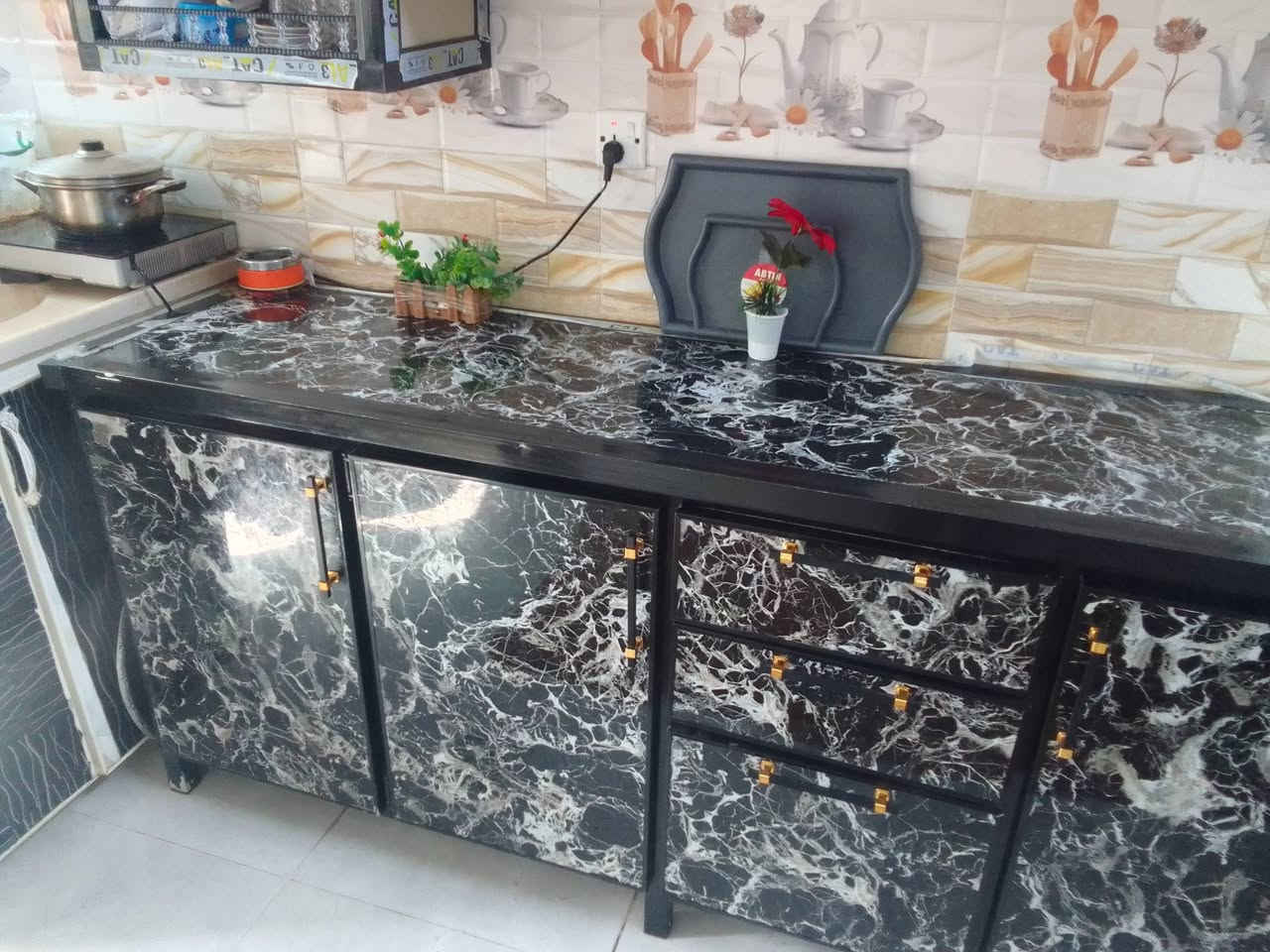 كاونتر خمس ابواب والمغسل بابين الكاونتر مستعمل شهر 
سعر 300
رقمي ***********
