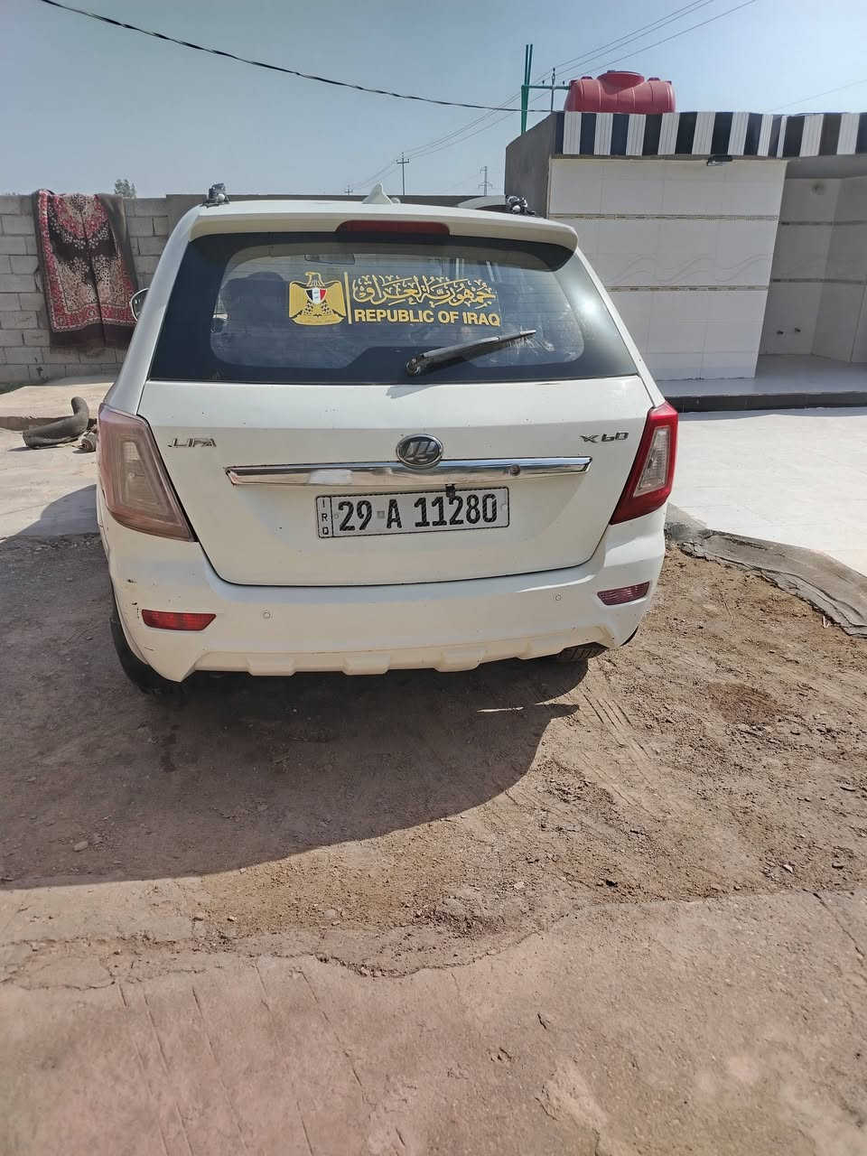 السلام عليكم تحيه طيبه،، للبيع ليفان X60 مؤديل ٢٠١٣ رقم واسط دولي سنويه مججدده لل ٣٠ كير عادي كير ومحرك وصدر وكهرباءيات وتخم تاير كله نضيف سياره بلاديه ومكفوله من الحادث والضربه والصبغ سياره نظيفه جدا السعر ٤٥ وبيهه مجال العنوان واسط الزبيديه ***********
