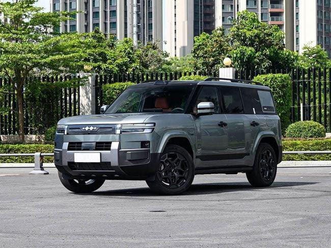 ‏وصول البي واي دي يم (شركة العتابي)🟥 BYD Leopard 7  VIP 2025  فول مواصفات 
 
السعر : اتصل على الارقام التالية
📞***********
📞*********** 

· المسافة المقطوعة: زيرو 0
· سعة المحرك: 2.0 لتر توربو
· القدرة الحصانية: 680 حصان (قوة هائلة جداً)
· التسارع (0-100 كم/ساعة): 4.8 ثانية (أداء رياضي)
·

الأداء والكفاءة في استهلاك الوقود والطاقة:

· مدى كهربائي بالكامل:200 كم (مثالي للقيادة اليومية داخل المدينة)
· مدى هجين (بالوقود والكهرباء):  (مثالي للسفر الطويل دون الحاجة للتوقف المتكرر للتزود بالوقود

أبرز المميزات والتقنيات

1. تقنية البطارية الثورية (Blade Battery):

· هذا هو "العامل المميز" لسيارات BYD. البطارية من نوع فوسفات حديد الليثيوم (LFP).
· المزايا: أكثر أماناً (مقاومة شديدة للحرائق)، كفاءة عالية، وعمر افتراضي طويل جداً يفوق أنواع البطاريات الأخرى.

2. نظام الدفع والقيادة:

· ديفلوك: لقفل التفاضلي، مما يزيد من القدرة على التغلب على الطرق الوعرة.
· نظام هيدروليك: (غالباً ما يشير إلى تعليق هوائي قادر على رفع وخفض السيارة لتحسين الراحة أو القدرة على الطرق الوعرة).

3. أنظمة الأمان والمساعدة المتطورة:

· نظام تجنب الاصطدام
· مساعد الحفاظ على المسار
· حساس النقطة العمياء
· الاصطفاف الذاتي
· مساعد صعود التلال
· كاميرات 360 درجة وحساسات أمامية وخلفية
13 كامره محيطية + نظام اوتو بارك

4. الرفاهية والتجهيزات الداخلية:

· المقاعد: 5 مقاعد جلدية كهربائية مع تدفئة وتبريد ومساج (أمامية وخلفية).
· الشاشات: شاشة أمامية كبيرة 
· الراحة: سقف بانورامي، ثلاجة وسطية قابلة للتحكم بدرجة الحرارة، عطر مركزي، إنارة داخلية مخفية (Ambient Lights).
· النظام الصوتي: نظام Devialet الفرنسي الفاخر (مرادف لجودة صوت استثنائية).
· تجهيزات أخرى: مريول طوي كهرباء، مرشات جانبية كهرباء، فتحات مكيف خلفية، شاحن لاسلكي، وكاميرا داخلية.

ملخص المزايا (Bullet Points)

· قوة وأداء خارق: 680 حصان وتسرع من 0 إلى 100 خلال 4.8 ثانية.
· اقتصادي جداً
· تقنية البطارية الأكثر أماناً في العالم: تقنية Blade Battery.
· تجهيزات فاخرة شاملة: كل ما تحتاجه من راحة وترفيه.
· أنظمة أمان متكاملة: تقنية القيادة الذاتية المساعدة من المستوى المتقدم.
· تصميم حديث وعصري
