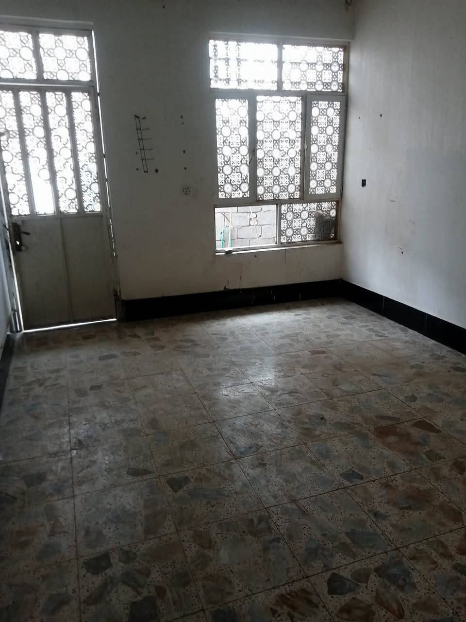 سلام عليكم 
***********
بيت لبيع مساحه 100يحتوي على غرفه ومطبخ واستقبال وطرمه وصحيات البيت مكاتبه فقط قريب على شارع العام  السعر28 بيت نضيف ومرتب وفارغ جاهز لسكن مكان الامين الثانيه قرب سده الاولى
