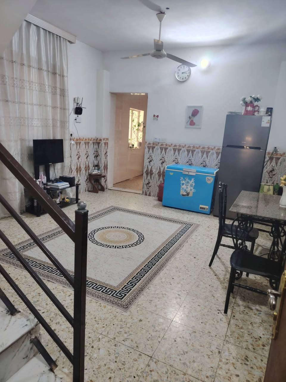 بيت للبيع مع الاثاث  في المشتل قرب كراج بعقوبه  مساحه 70متر يحتوي على  طابقين الاول يحتوي على استقبال وصاله ومطبخ وصحيات والطابق الثاني يحتوي غرفتين نوم وبالكون وصحيات والطابق الثالث  غرفه سندويج وصحيات وسطح  للتواصل على هذا الرقم متواجد فقط واتساب***********
