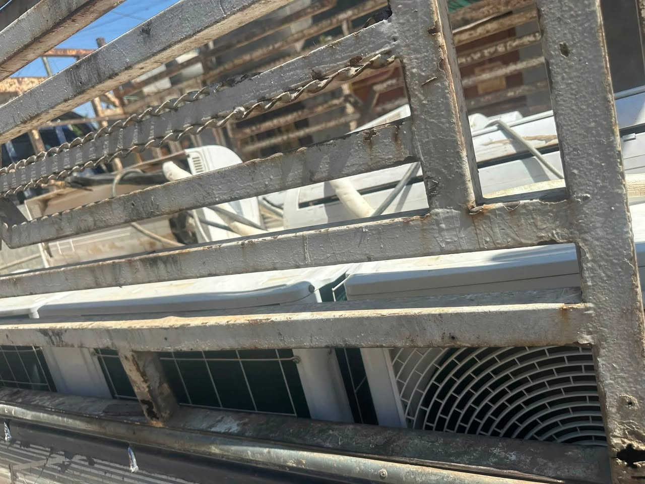 70 سبلت مال شركه مستخدم 3 اشهر نضافه 90/100 
كامل قطّعه خارجية وداخلية وبوريه بغداد المعامل *********** تواصل فقط ع خط ماسنجر مغلق
طن1  القطعه سعرها 160 الف
