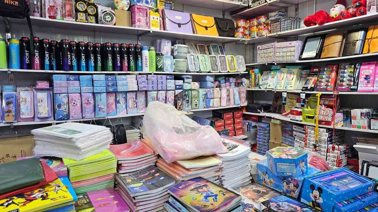رفوف جاهزة خشب وعواميد ستيل وشيالات چانت مكفية 12متر عمق 30سم مثل اللي بالصورة
للإستفسار اكثر *********** 
مكانها بلد حي الزهراء
