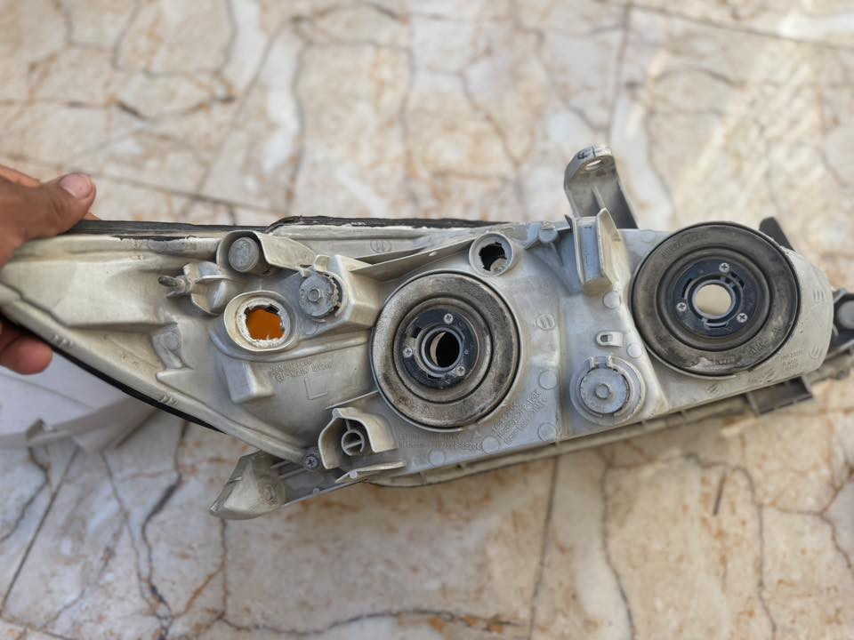 سلام عليكم تك لايت  كامري جهة اليسره مالت وارد امريكي اصلي او نضافه 90‎%‎ او اي كسر مابيه 

***********
