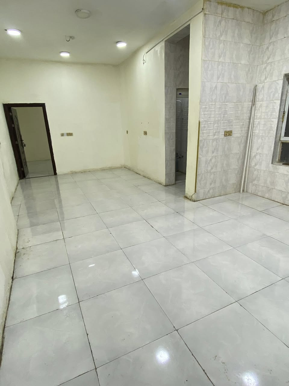 بيت للأيجار بحي المهندسين بالمربع الذهبي قريبه على شارع جاسم ابو التريلات وقريبه على مركز المخدرات مال حي المهندسين متكونه من غرفه كبيره وصاله مفتوحه على المطبخ واستقبال خارجي وحمام داخلي وخارجي لتفاصيل اكثر خاص***********
