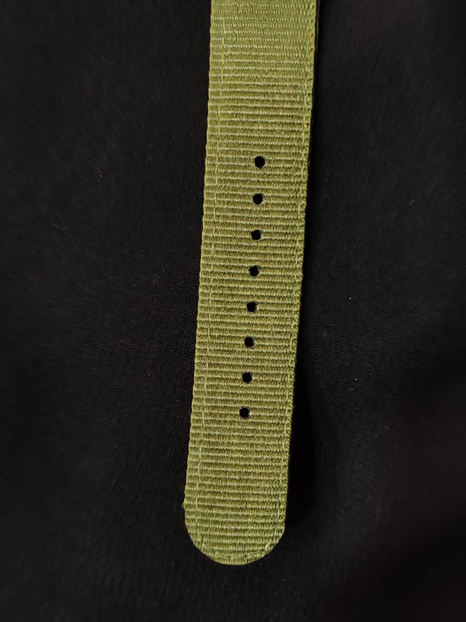 ⌚ ساعة  Rolexرجالية فخمة للبيع 🔥
ساعة بتصميم راقي، مينا أخضر  مع إطار ذهبي ✨  
حزام قماش (NATO) مريح وقوي، مناسب للاستخدام اليومي والطلعات 👌  

✔️ عرض الوقت والتاريخ مع عدسة تكبير  
✔️ عقارب وأرقام واضحة  
✔️ تصميم الساعات العالمية  

💰 السعر: 25  
📍 التوصيل متوفر داخل بغداد والمحافظات  

📩 للحجز والاستفسار راسل خاص


**إذا كنت صاحب هذا الإعلان وتريد حذفه لأي سبب، رجاءا أرسل رسالة إلى الدعم الفني**