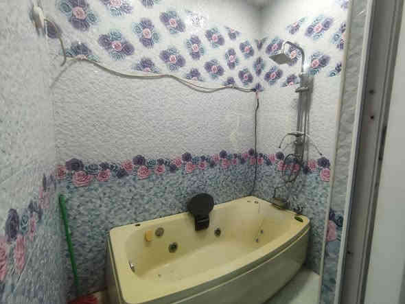 السلام عليكم 
بيع مستعجل 
دار للبيع طابو زراعي سند 25 
المساحه 155 متر 
الموقع حله حي الصحه مجاور بيت المستشار 
طابقين بناء حديث ديكورات مغربيه شغل ممتاز 
نقص واجهه فقط 
يحتوي على 3 غرف نوم .صاله. كليدور .مجمعات صحيه 
////// السعر الكلي مع الاثاث 200 مليون ...بدون اثاث 190 مليون مع المجال ///
للراغبين مراجعة المكتب
*********** واتساب 
*********** 
*********** ابو علاء
