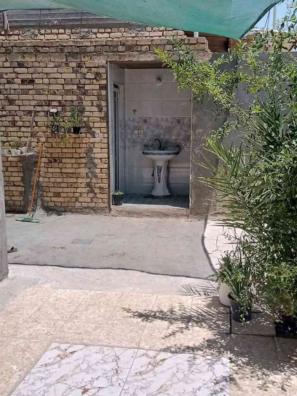 بيت بناء حديث عله طريق السنيه مساحة 200 متر يتكون من 2 غرف وستقبال ومطبخ وصاله وحمام ومجموعه الصحيات خارجيه للاستفسار عله *********** ديوانية, القادسية
