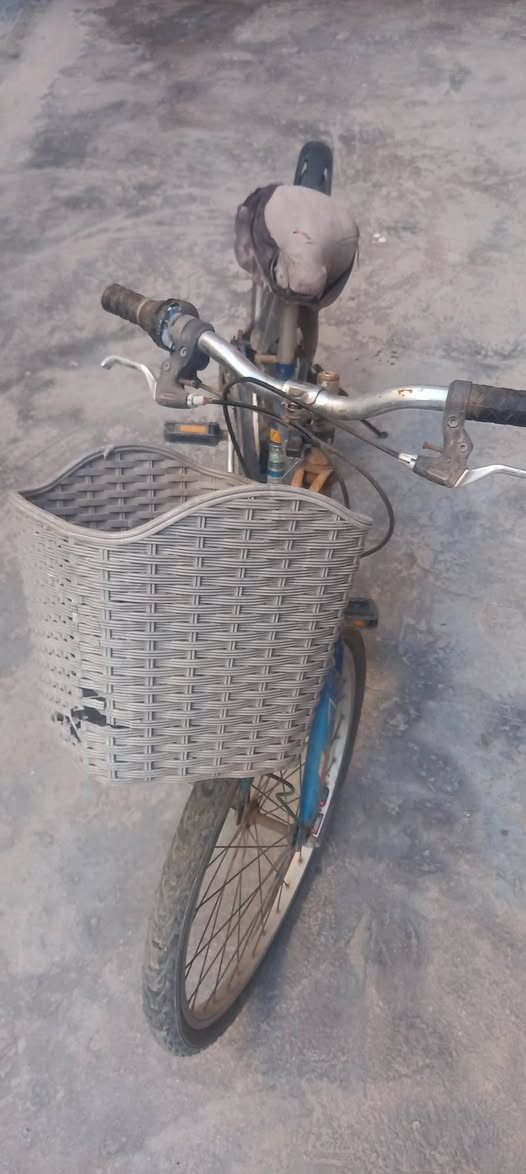 بايسكل للبيع  ياباني أصلي حجم 26 للبيع 🚲
​الماركة: Miyata ياباني (شاصي حديد بلاد، متانة يابانية معروفة وخالي من أي فطور).
​الحجم: 26 (الحجم المثالي، مرغوب ومريح جداً بالركوب للشباب والكبار).
​المواصفات: شاصي قوي يتحمل أوزان، شكل رياضي مميز، وأساس نظيف جداً للإستخدام اليومي.
​الحالة الحالية: البايسكل متروك لفترة، يحتاج فقط إدامة اعتيادية (نفخ تايرات ومثل ما موضح السلة الأمامية مكسورة ).
​العنوان: [بغداد الحبيبية]


**إذا كنت صاحب هذا الإعلان وتريد حذفه لأي سبب، رجاءا أرسل رسالة إلى الدعم الفني**