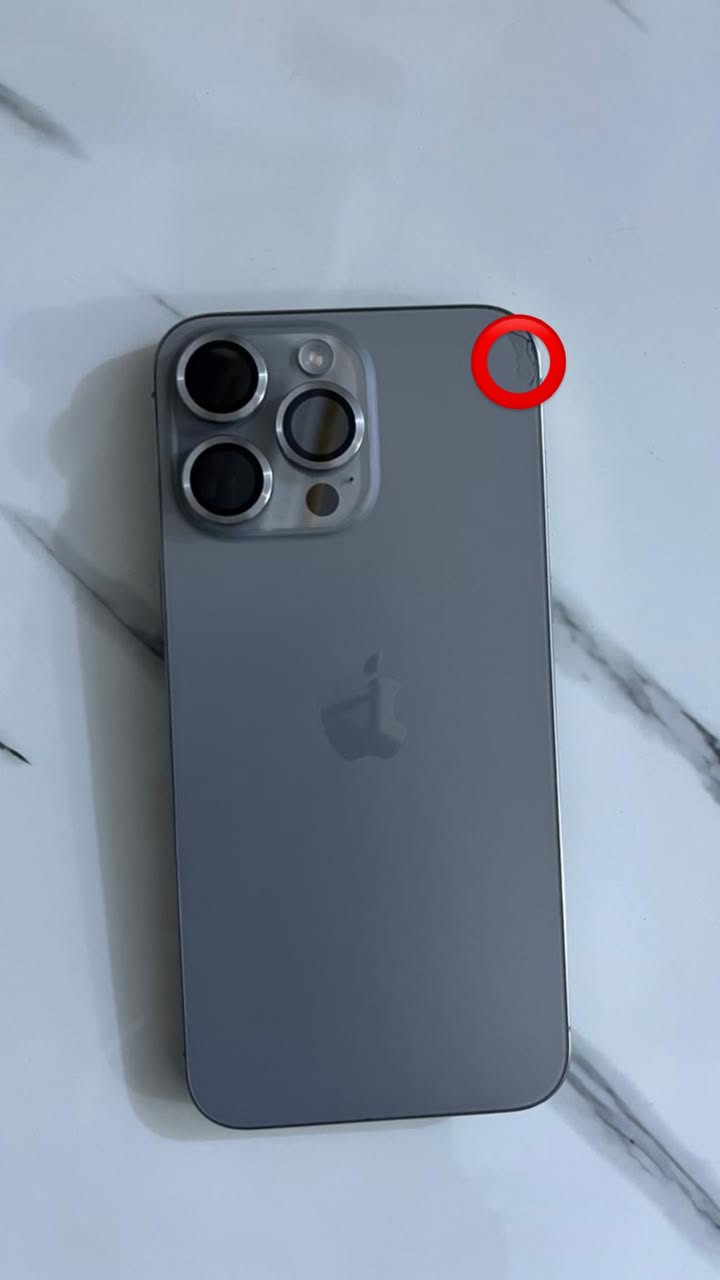 ايفون 15 برو ماكس ذاكره 256 لون تيتانيوم بطاريه 79 شاشه مبدله اصليه تاخذه علفحص وتشوف نوعية الشاشه وتفحص الجهاز وتشوف النضافه بي ضربه بسيطه موضحه بلصوره بس الضربه داخليه مو خارج الضهر الجهاز كارتونه وكيبل اصلي  سعره 780 وبي مجال بسيط رقمي *********** متواجد واتساب عنواني الشعب
