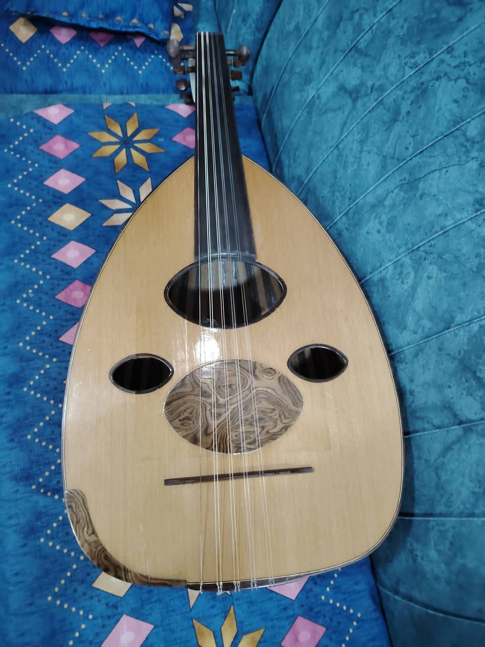 آلة عود للبيع. صناعتها. حديثه جدا. وصوتها. جميل. العود. من. صناعة الاسطه. حسين. الكناني.  العود. مصنوع. من خشب. السيسم.    من. جنطه. أو شنطه.   تلفون. ***********.بغداد
