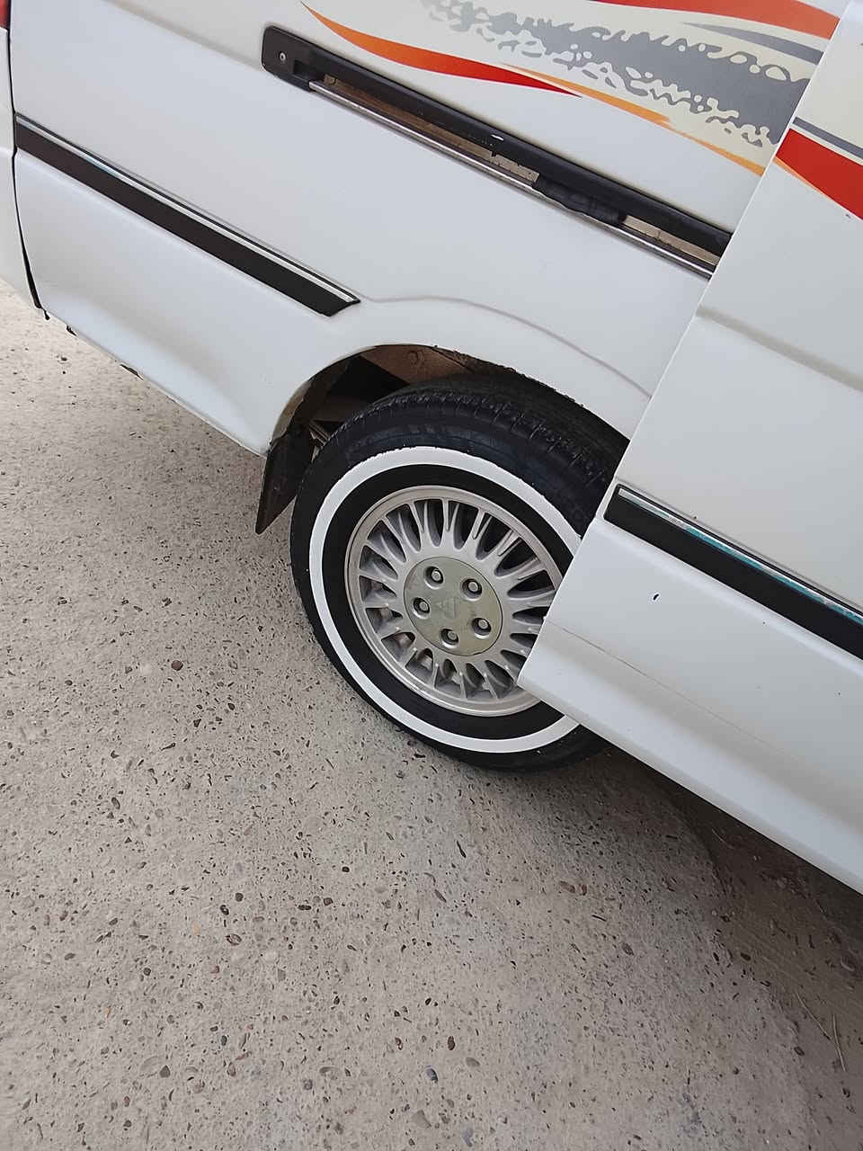 سلام عليكم فتون 2009
سياره كير مكينه اكسل كفاله 
صدر سياره جديد 
غرامات مرور مليون غرامات هيئه 0
كهربائيات كلها شغاله اناره داخليه 
تاير خط ابيض جديد 
ضربتها ب ربع لاخير مال صفحه 
سياره نضيفه بيها خط اودي واجي اطبكها 
سعر 60 و بيها مجال 
*********** واتساب موجود 24 ساعه
