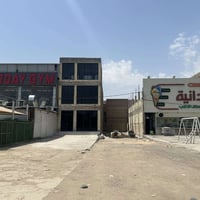 محل للايجار طابق ارضي  الموقع: مجاور مدخل الاساتذه على الشارع السريع و...