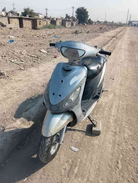 السلام عليكم دراجة ماكس قجمة نظيفه مختمه كلهه كفراته مختمه والسوادات مختمه كامله كهربائياته كلهه شغاله بس غسلته بهوز وكفن كهربائياته مرات يشتغلن طبيعي ومرات لا السلف بي جكه ومرات يدير طبيعي هورن شغال دكه وحده دراجه تخبل خذته كالي مامفتوحه بس ابيعنه الي يريد يجي يشوفه يمي ويقتنع ياله عن المفاشل سعر ٥٥٠ مكاني بالموفقيه ورقمي
***********
