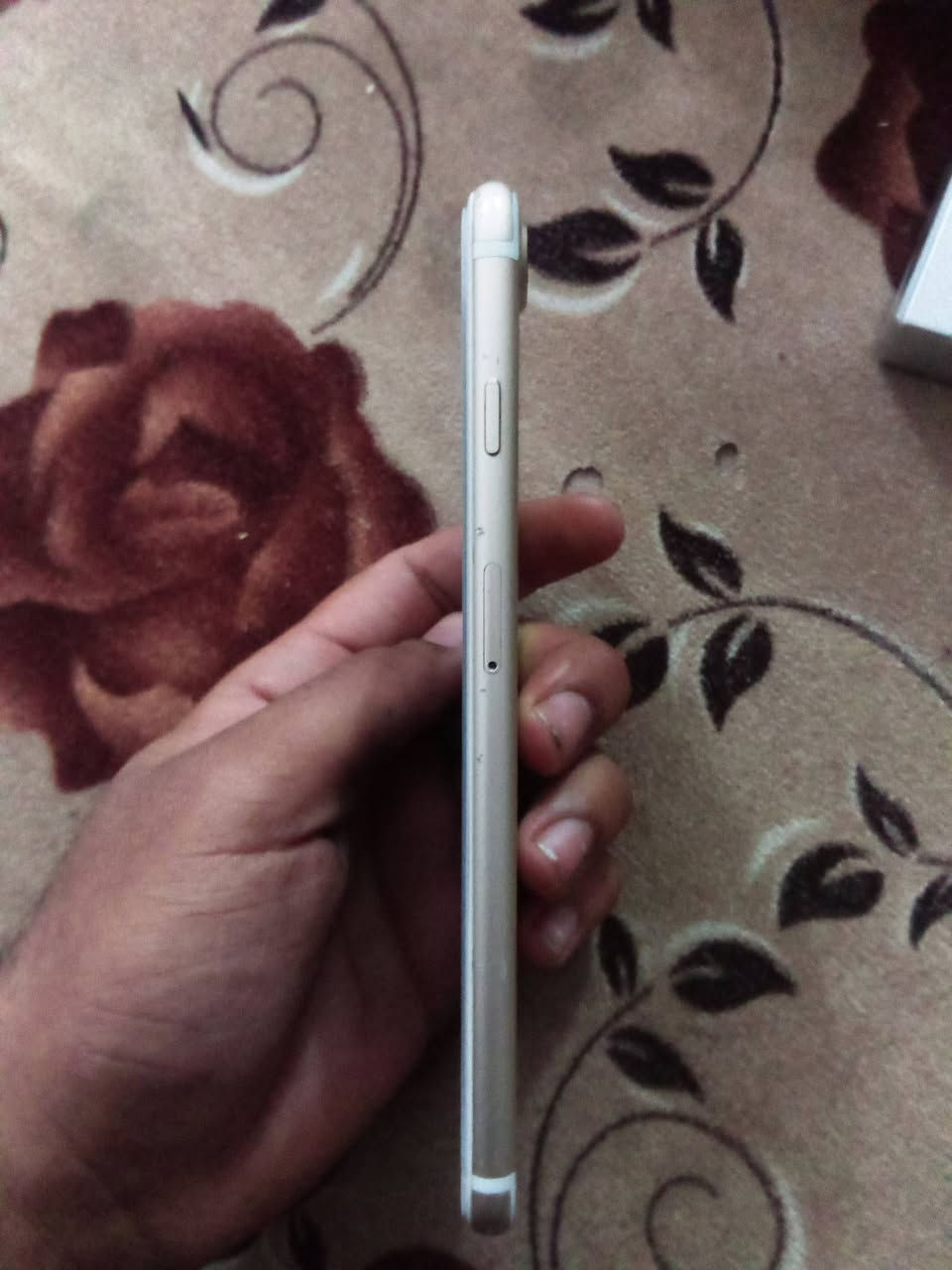 سفن بلاص لون ذهبي
الجهاز كله شغال اتصال انترنت كلشي 
بطاريه 87 بلاد
شاشه بلاد 
الجهاز فقط كامرة طفت يعني ما تشتغل سابقا تشتغل وطفت ماعرف ليش 
الجهز نضيف 
السعر 80 بي مجال 
المكان الرمادي 
اتصال ***********
