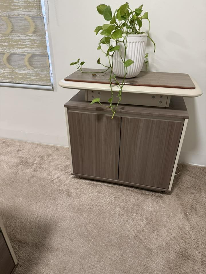 للبيع مكتب إداري أنيق وفخم ✨
تصميم عصري وألوان هادئة مناسبة للمكاتب والشركات والعيادات
الحالة ممتازة جداً واستعمال خفيف
البيع كامل مع الكراسي والخزانات
للمهتمين التواصل خاص 
***********

